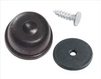 Plastikust jalgade pad naast kotile